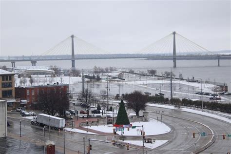 Alton Is Hit With Light Snowfall Overnight, Wood River Streets Clear | RiverBender.com