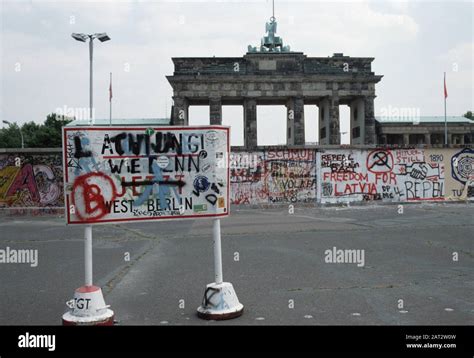 The Berlin Wall and The Brandenburg Gate, West Germany 1989 Stock Photo ...