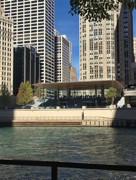 Gallery of Apple's First Town Square Retail Concept Opens in Chicago - 4