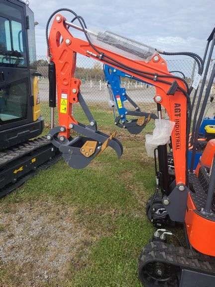 AGT H15 Mini Excavator w/ 15 HP engine - Orange - Rogers Community Auction Inc.