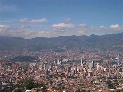 File:Panoramica de Medellin-Colombia.jpg - Wikimedia Commons
