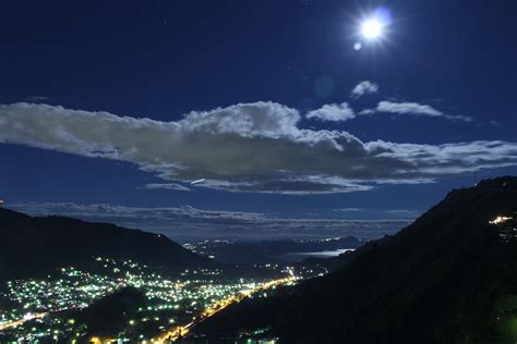 San Salvador de noche, El Salvador #SomosCiudad #AVITAT | Lugares ...