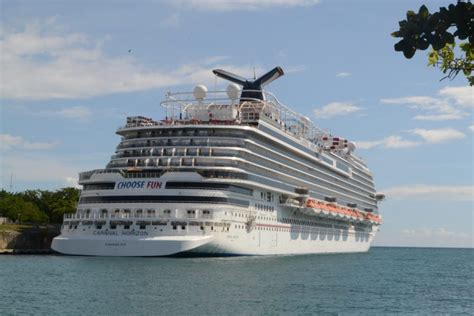 First cruise ship docks in La Romana Port | DR1.com