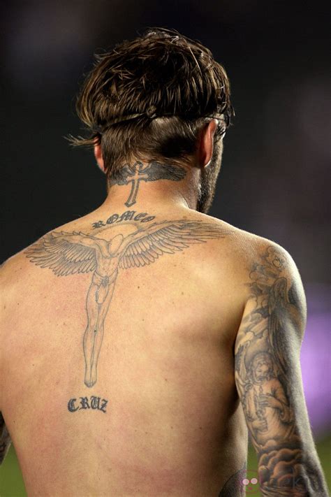 David Beckham muestra los tatuajes de su espalda - Los tatuajes de los famosos - Foto en Bekia ...