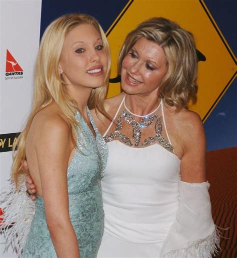 Olivia Newton-John and daughter Chloe | Hollywood moms, Cute celebrity couples, Famous moms