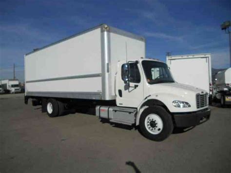 FREIGHTLINER Box Truck 26ft LIFTGATE 26, 000# gvwr UNDER CDL-AIR RIDE (2012) : Van / Box Trucks