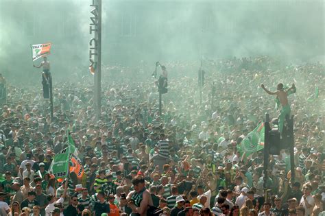 Video: Stunning footage as Celtic fans party in Trongate