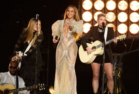 For Beyoncé, an Unexpected Performance in an Unexpected Look - The New ...