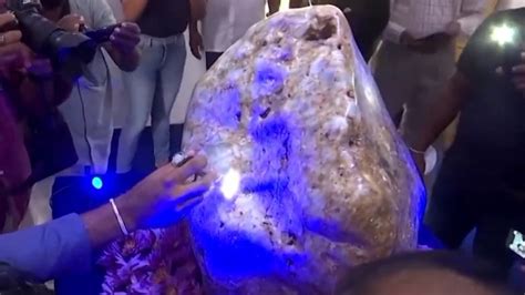 World’s Biggest Blue Sapphire ‘Queen of Asia’, Weighing Around 310 kg, Unveiled in Sri Lanka | 🌎 ...