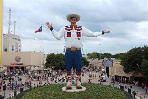 Saying ‘Howdy’ to Big Tex as crane lifts him into place for 2022 State ...