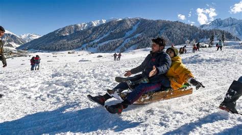 As Gulmarg, Sonamarg receive snowfall, tourists witness a winter wonderland | PHOTOS