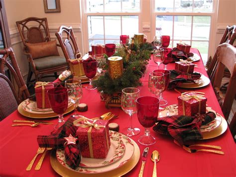 Wonderful Christmas table decoration. Red and gold. | Christmas dinner ...