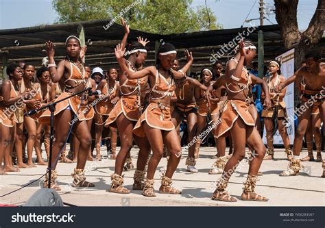 625 San People (bushmen), Botswana Images, Stock Photos & Vectors ...