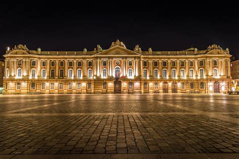 capitole de toulouse and place du capitole brightly lit at night - Atterrir.com