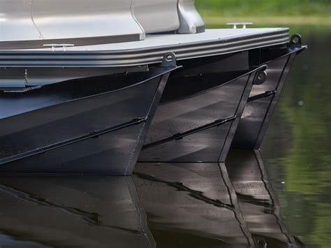 Stylish Pontoon & Tritoon boat design - Manitou