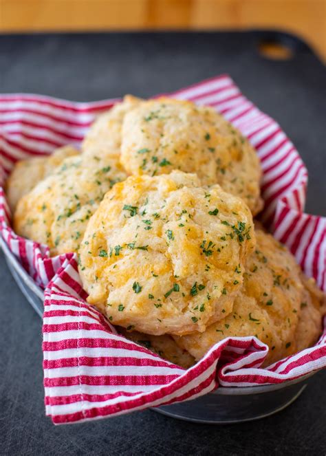 Cheddar Bay Biscuits {Red Lobster Copycat} +VIDEO | Life Made Simple