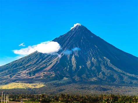 Lava pours from crater of Philippines' Mayon volcano, thousands warned to be ready to flee | Zee ...