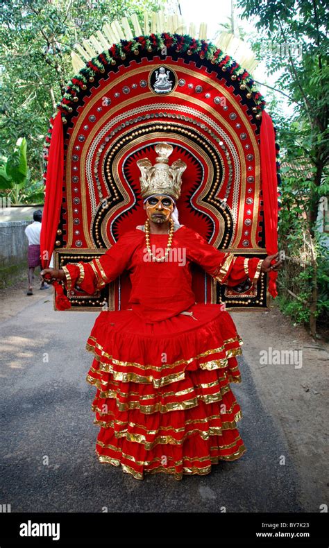 Kathakali kummatti hi-res stock photography and images - Alamy