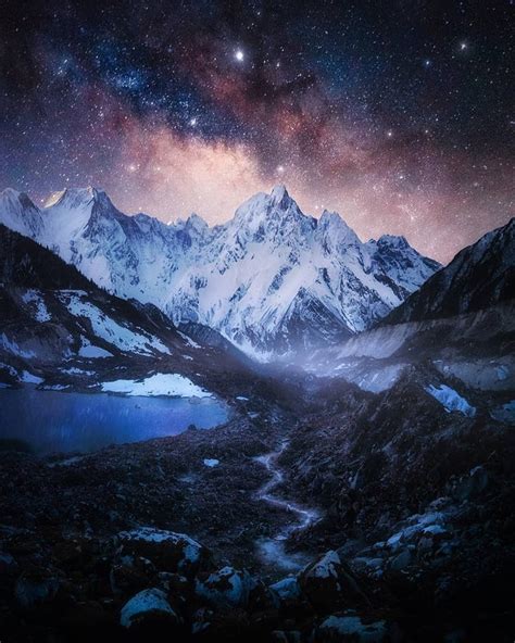 The Himalayas under the Milky Way : pics