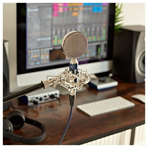 What Is A Ribbon Microphone? Benefits & Applications