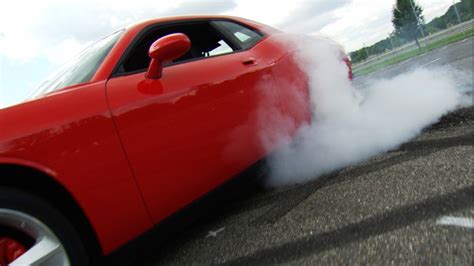 Throwback Thursday: Dodge Challenger SRT8 Burnout! - The Car Guide