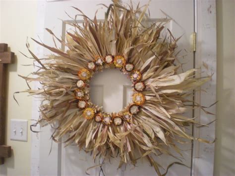Corn husk wreath with Indian Corn around the center | Fall harvest decorations, Corn husk wreath ...