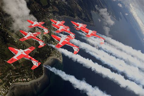 Snowbirds – Canada Remembers