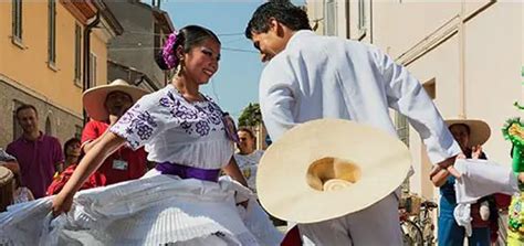 Día del Folklore: Danzas más representativas | Blog MAPFRE