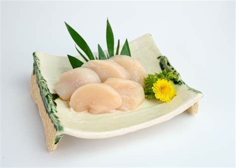 Premium Photo | Sliced raw hotate shell sashimi on plate