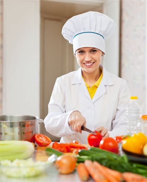 Cocinero trabaja con verduras en la cocina | Descargar Fotos gratis