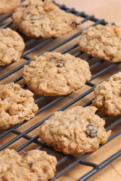 Soft and Chewy Quaker Oatmeal Cookies (Easy Oats Oatmeal Raisin Cookies ...