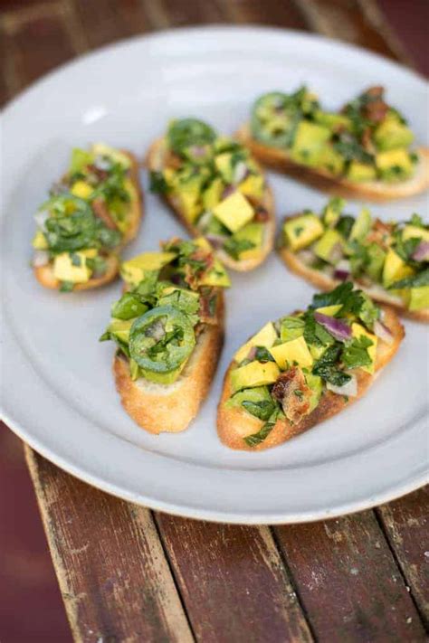 Avocado Bruschetta with Bacon and Jalapeños | ¡HOLA! JALAPEÑO¡HOLA! JALAPEÑO