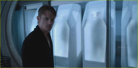 Joel Kinnaman's Abs Are Ripped to Shreds in 'Altered Carbon' Trailer ...