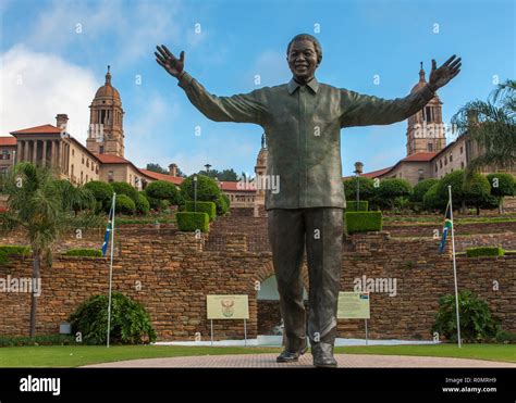 Nelson mandela statue union buildings hi-res stock photography and images - Alamy