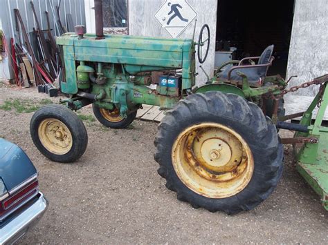 John Deere 40 Running Antique Tractor - Bodnarus Auctioneering