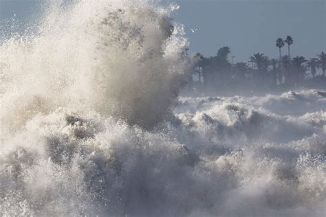 Rogue Wave Sends Ventura Beachgoers Running for Their Lives - LAmag