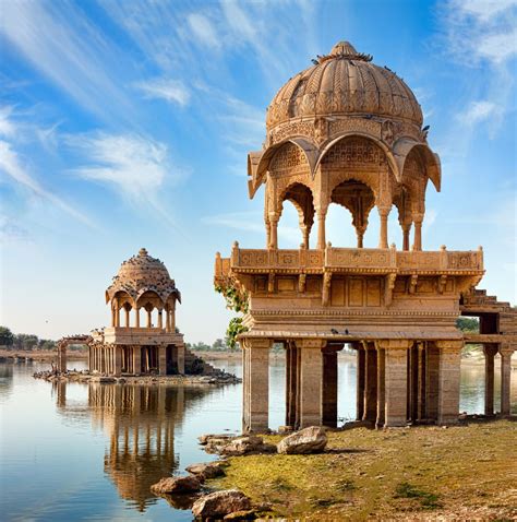 Lago Gadi Sagar trova a sud della città di Jaisalmer. Gadi Sagar un ...