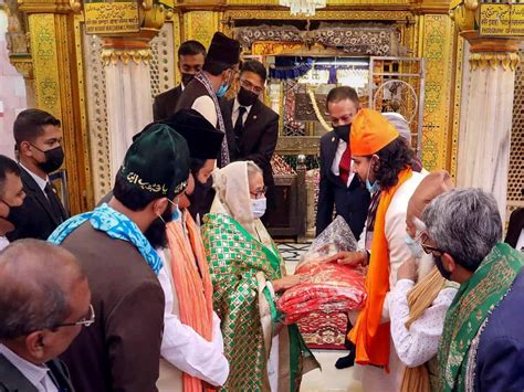 Sheikh Hasina begins India trip with Nizamuddin Dargah visit