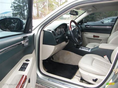 2006 Chrysler 300 interior accessories