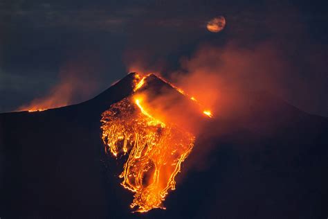 世界各地火山活动，喷出炽热岩浆和滚滚浓烟-搜狐大视野-搜狐新闻