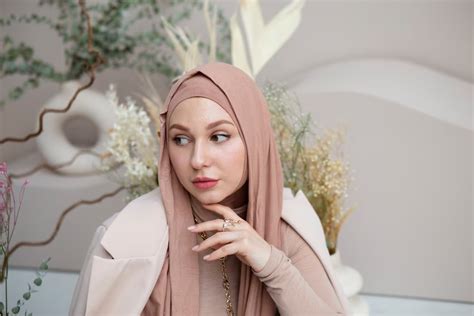 √ 7 Cara Mengatasi Rambut Rontok Pada Wanita Berhijab - Cantiknya Cerita Kita