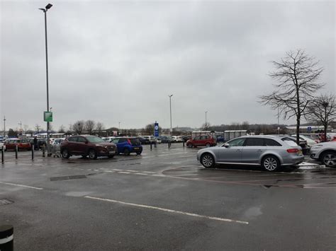 Tesco car park © Oscar Taylor cc-by-sa/2.0 :: Geograph Britain and Ireland