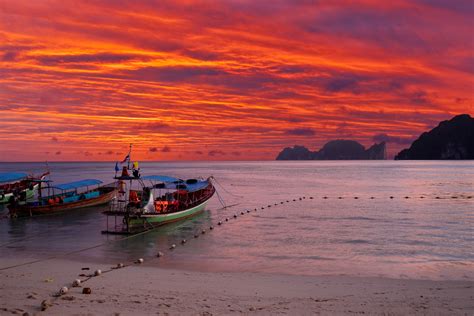 2560x1440 wallpaper | Footprints, Beach, Sunset, Sand, Boats, sunset ...