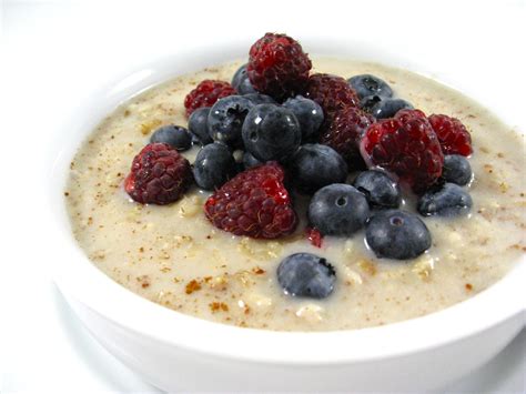 oatmeal and berries photo | Skinny Kitchen