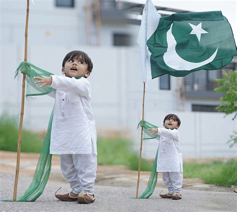 Adorable Kid Holding Huge Pakistani Flag Leaves Internet in Awe ...