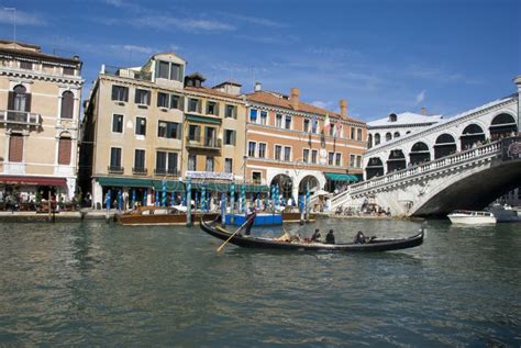 Gondola Di Venezia Al Ponte Di Rialto Fotografia Stock Editoriale - Immagine di waterway ...