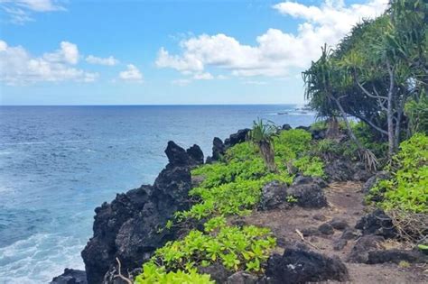 Hiking the Waianapanapa Coastal Trail for 30 minutes 🌋 How much time do you need in Waianapanapa ...