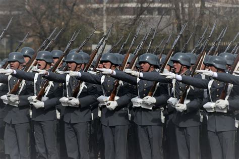 Chilean troops wearing their ceremonial uniform and declaring oath to ...