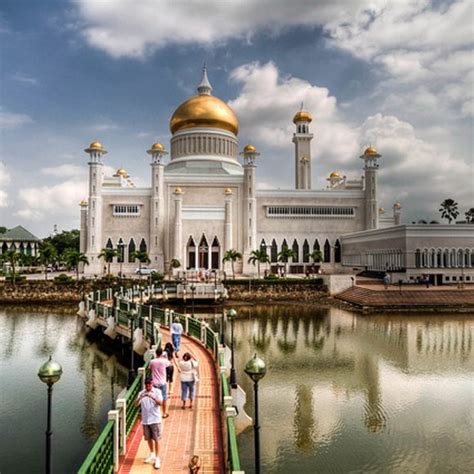 Sultan Omar Ali Saifuddin Mosque – Bandar Seri Begawan, Brunei - Atlas ...