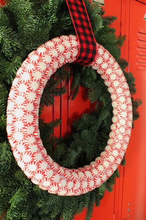 Peppermint Candy Wreath | THE CAVENDER DIARY